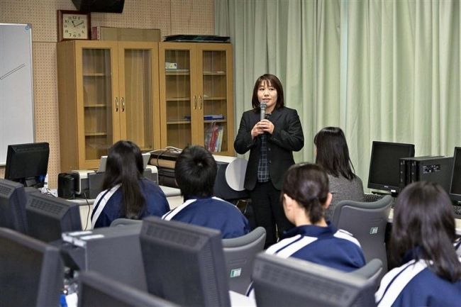 【写真】行政の仕組みや相談を学ぶ　新得中出前講座 