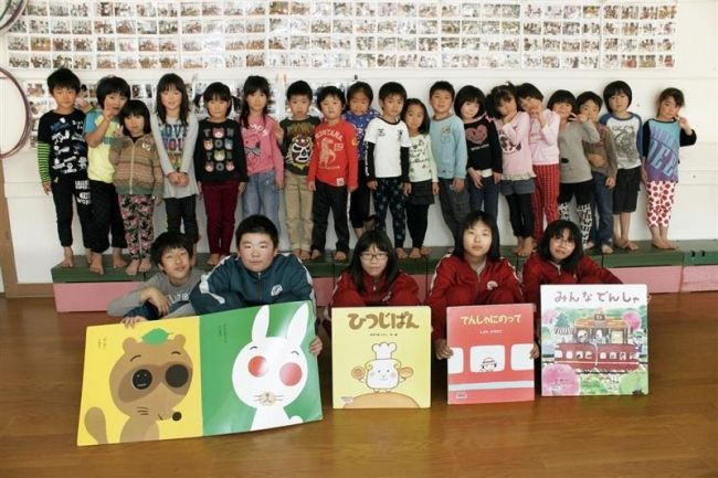 【写真】保育園で絵本の読み聞かせ　帯二中知的学級の生徒