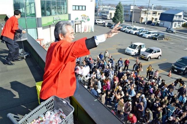 餅まきで来店者に感謝　音更のハピオ 