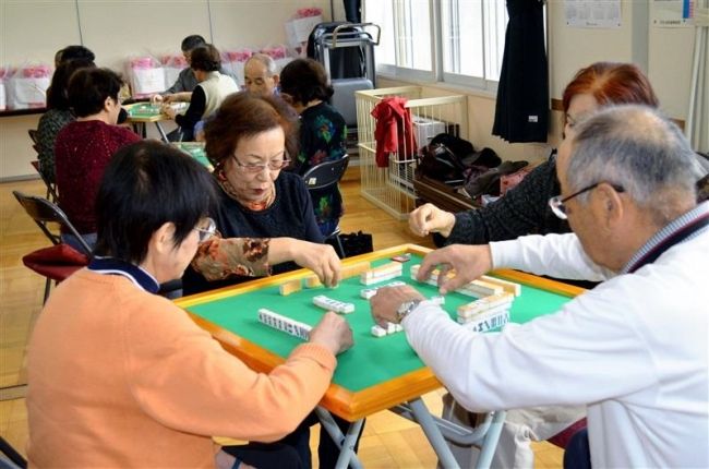 マージャンで脳も活性化　緑丘小地区で高齢者大会 