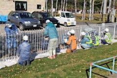 鹿追幼稚園で塗装奉仕　足寄の斎藤井出建設  3