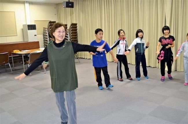 郷土芸能スッチョイサ踊り学ぶ　更別 