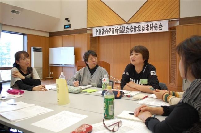 良いメニュー へ活発意見、管内保育所調理員ら研修会