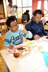 フランス料理を楽しむ豊田小の児童