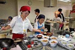 親子で調理に取り組む参加者
