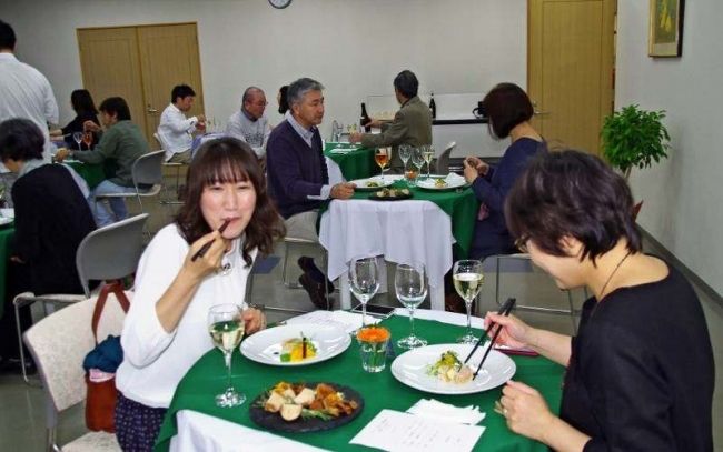 アート・カフェで２５人が料理に舌鼓　浦幌 