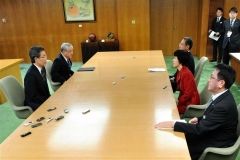 再値上げを陳謝　北電社長、知事と面談  2