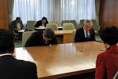 高橋知事に再値上げを陳謝し節電や道民理解を求める真弓社長（右から２人目、金野和彦撮影）