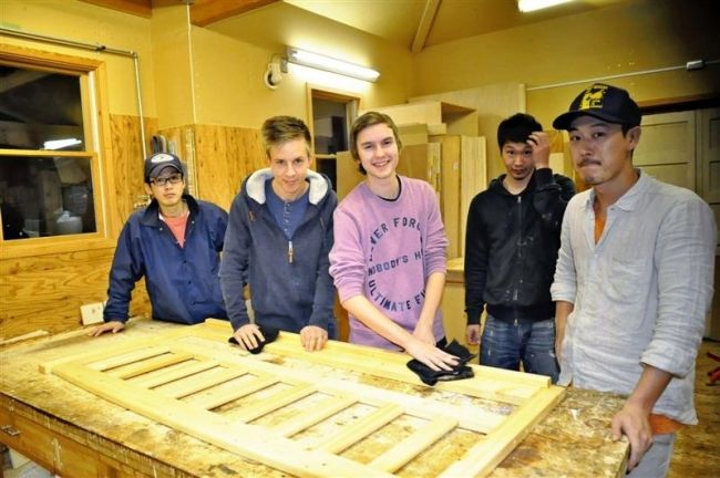 スウェーデンから高校生２人が研修　音更の家具工房 