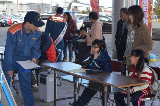 家族連れでにぎわう　１１９番の日イベント