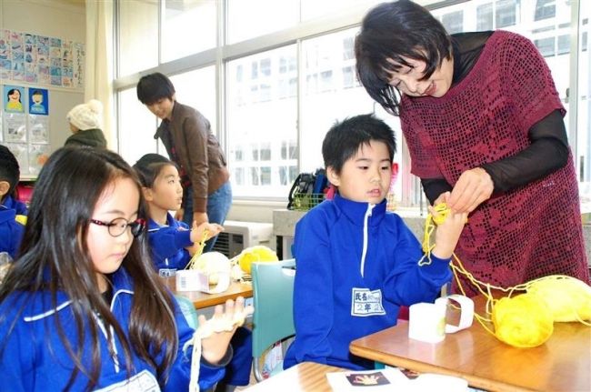 南相馬市の小学校でニット教室　中札内の横山さん 