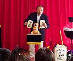 マジックを披露する加藤さん