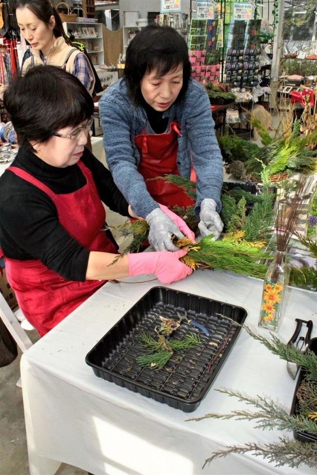 【写真】気分はクリスマス　真鍋庭園でリース作り 