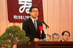 祝辞を述べる米沢則寿帯広市長