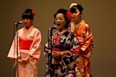 力強い歌声を披露する民謡会の会員
