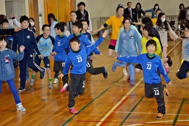 【写真】帯北高チアリーディング部と交流 新得小・土曜授業