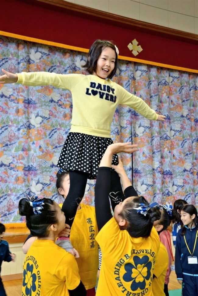 【写真】帯北高チアリーディング部と交流 新得小・土曜授業