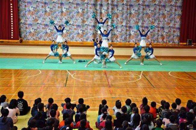 【写真】帯北高チアリーディング部と交流 新得小・土曜授業