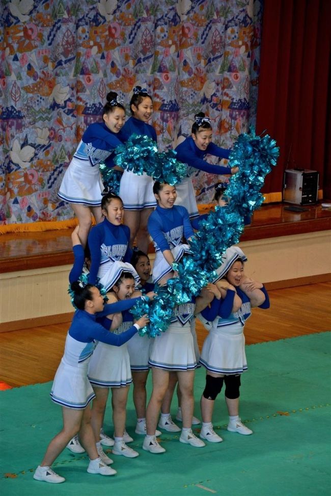 【写真】帯北高チアリーディング部と交流 新得小・土曜授業
