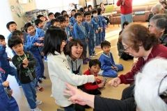 園児とお年寄りが交流　つくし幼稚園が愛仁園慰問  2