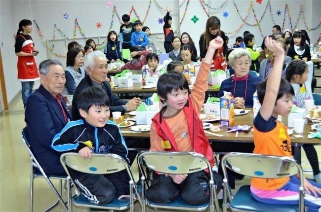 【写真】高齢者ら招き手作りクリスマス会　中札内小 