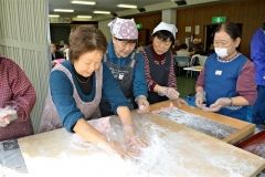もちつきでお年寄り交流　大樹  2