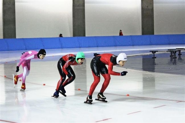 【写真】笹渕遥4年男子制す、佐藤梢5連覇、市児童スケート