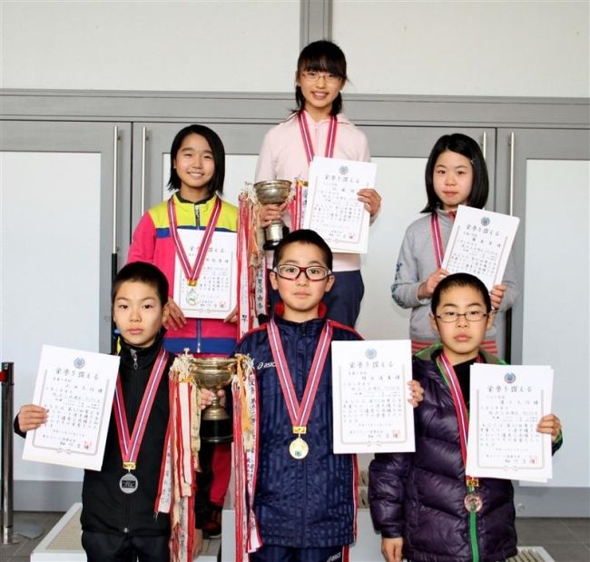 【写真】笹渕遥4年男子制す、佐藤梢5連覇、市児童スケート