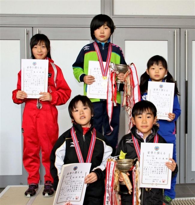 【写真】笹渕遥4年男子制す、佐藤梢5連覇、市児童スケート