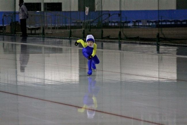 【写真】笹渕遥4年男子制す、佐藤梢5連覇、市児童スケート