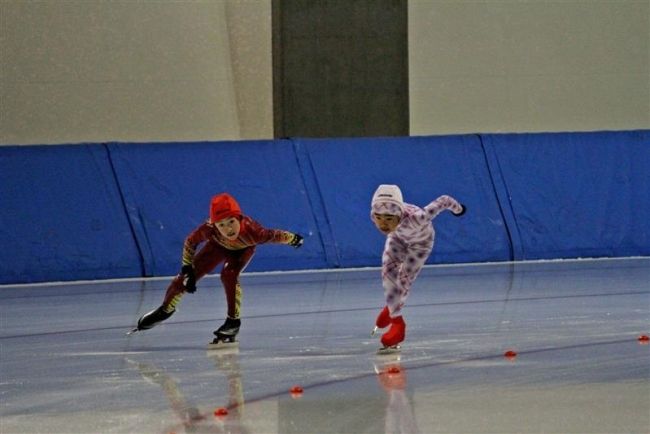 【写真】笹渕遥4年男子制す、佐藤梢5連覇、市児童スケート