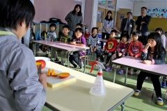 保育園児がマンゴー試食　鹿追  2