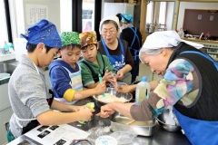 おからドーナツ作りに挑戦　鹿追  4