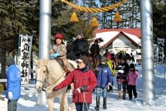 安全を祈願し、初乗りする参加者