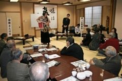 退職校長を前に寸劇を披露する帯広署生活安全課の署員