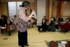 退職校長を前に寸劇を披露する帯広署生活安全課の署員