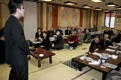 本間警部補（左）の話を聞く参加者
