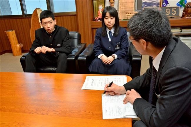 【写真】古川さんと浪岡君、全中スケートの活躍誓う　新得 