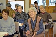 ＳＰレコードを鑑賞　グループホーム鶴栖  2