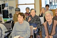 ＳＰレコードを鑑賞　グループホーム鶴栖  3