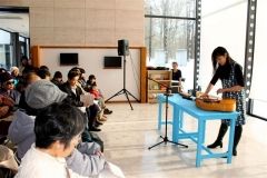 大勢の来場者を前にカンテレを演奏するあらさん（右）