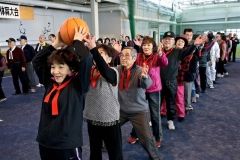 ボールを運ぶ速さを競う参加者たち
