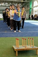 輪投げに挑戦する参加者