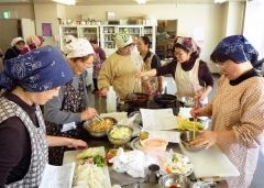 ナガイモやゴボウを使った料理を学ぶ会員たち