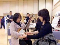 三味線の手ほどきを受ける参加者