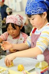 コーンコロッケを成型する子供たち