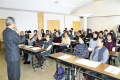 落語紙芝居に大笑い　鹿追白寿大学  3