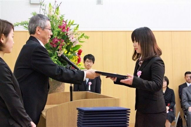 【写真】２８人が学びや巣立つ　星槎国際高校卒業証書授与式 