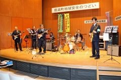 新得署員のバンド演奏も　鹿追、地域安全のつどい  3