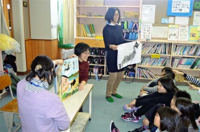 【写真】児童に笑顔広がる　中札内小で読み聞かせ 